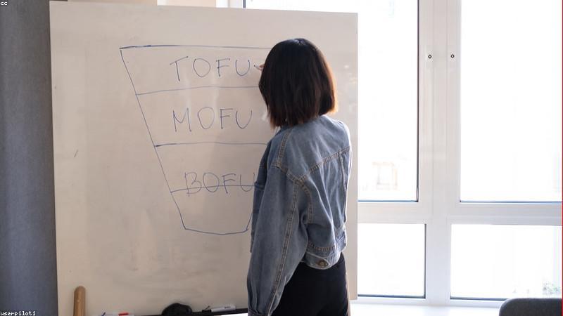 无极磁力magnet导航页主视觉：多条磁力线索汇聚至中心